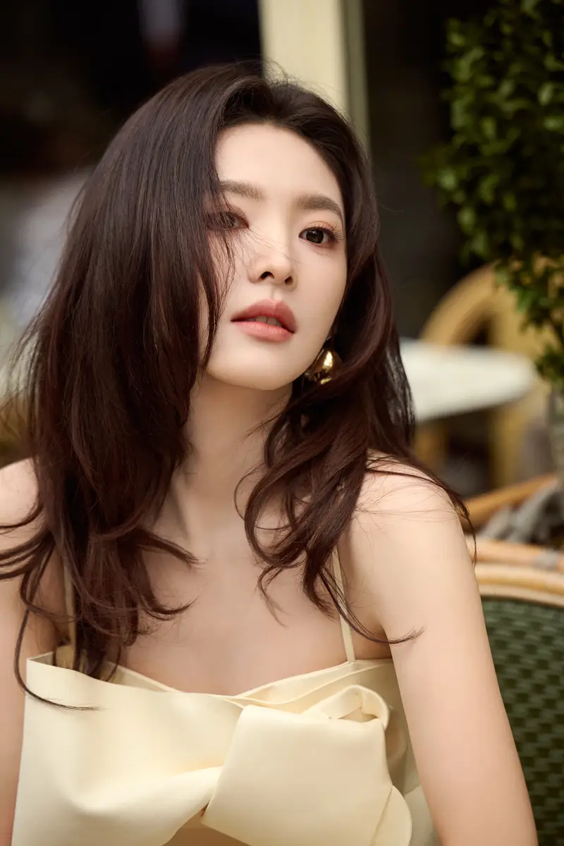 章若楠穿吊带裙性感优雅 长发微卷眼神撩人又纯又欲