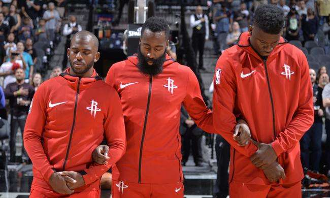 31岁的老将中锋卡佩拉在今天火箭队战胜老鹰队的比赛之后，特意和老鹰队的那些前队友