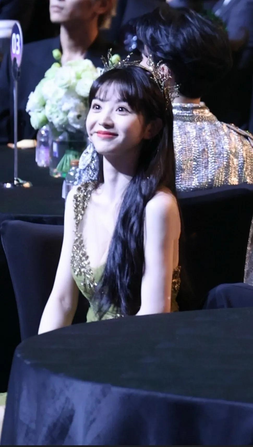 田曦薇真的很有教养，随时都是大大方方，美丽又得体。