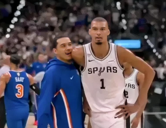 无视前队友！尼克斯媒体New York Basketball晒出文班亚马走回替补