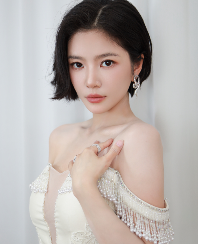 杜淳老婆王灿走红毯
掀开礼服给我们看她的牛仔裤和大棉鞋，真是不把网友当外人，太真