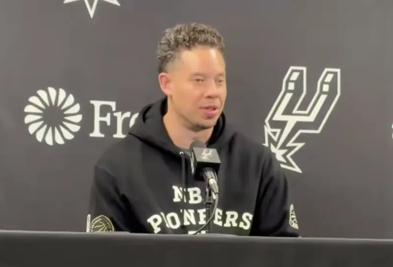 今日NBA常规赛，马刺将对阵公牛。

马刺主帅米奇-约翰逊接受了记者采访，谈到了