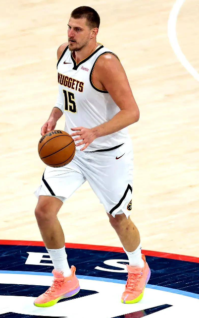 靠技术+手感+节奏吃饭的约基奇，遇到完美天敌+伤病体能崩盘+队友拉胯，直接从“联