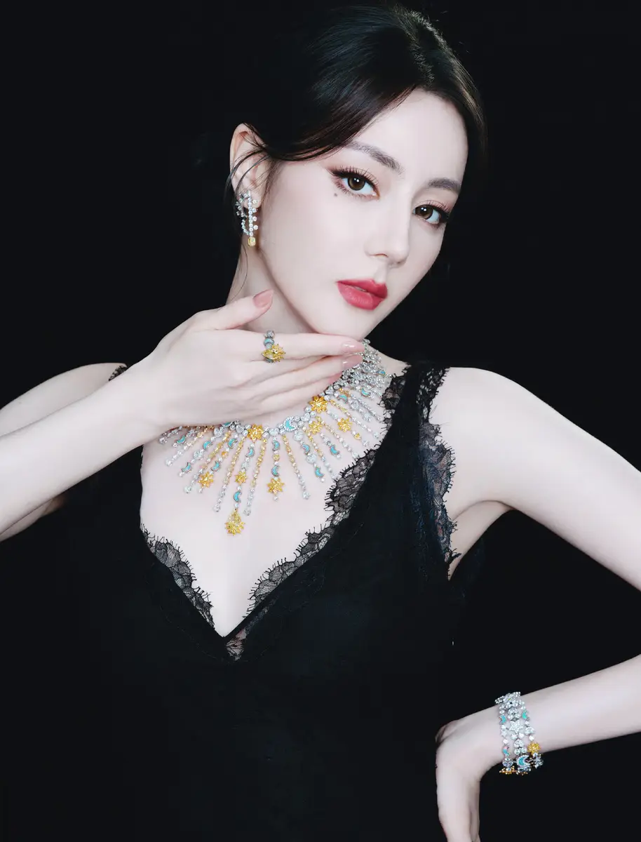 迪丽热巴穿黑色蕾丝裙性感妩媚 戴钻石首饰华丽耀眼