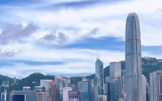 香港回归，为何我军要提前两小时进驻？只因这两小时是西方留下的空窗期，差点害咱们吃大亏…