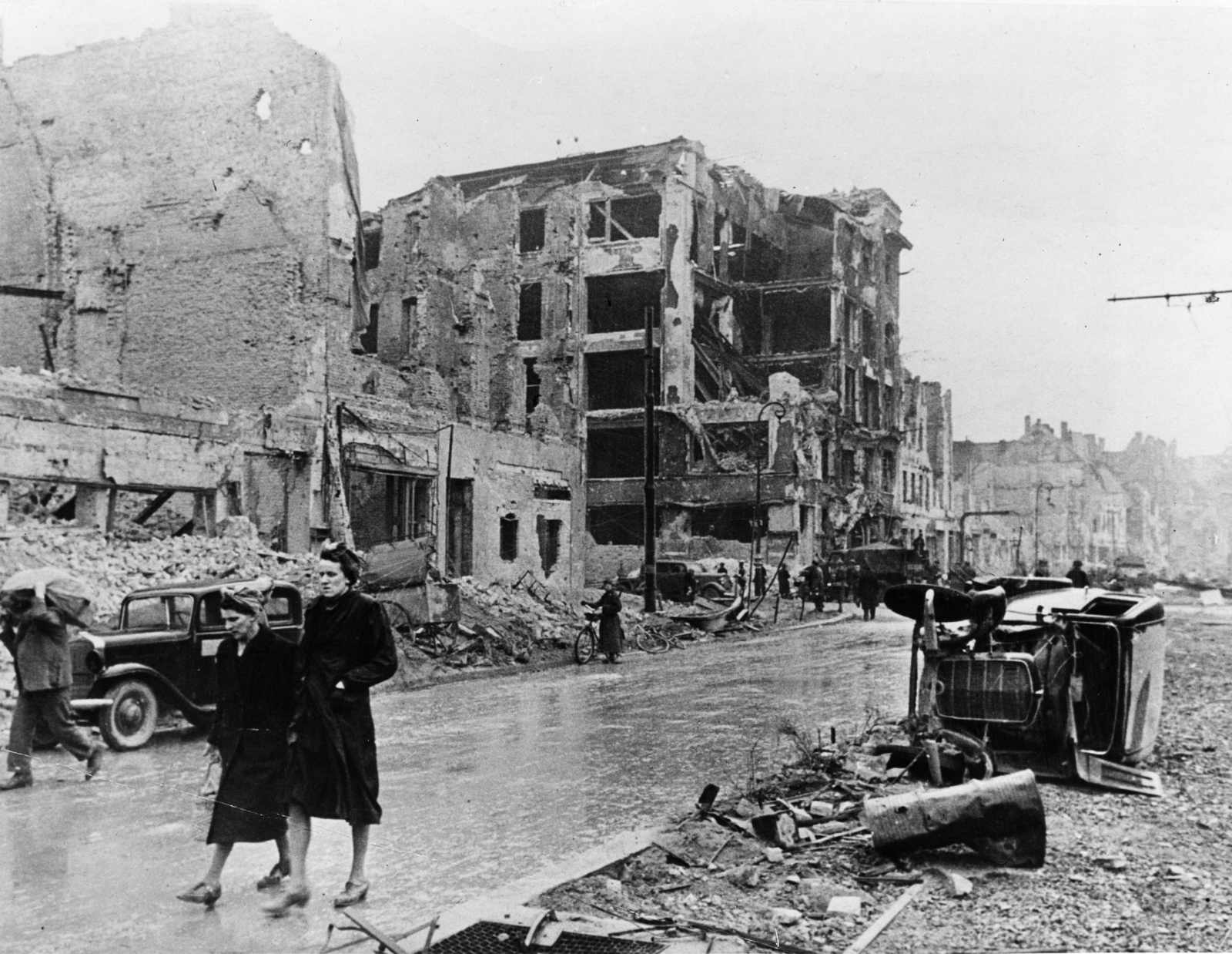 1945年德国柏林，到处都是战争过后的废墟。