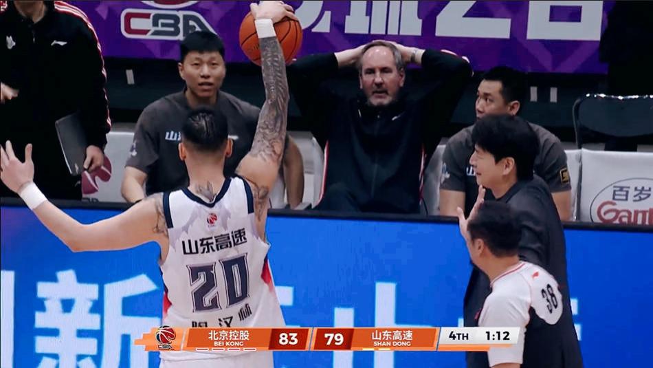 4连败濒临崩溃！CBA劲旅打成鱼腩，关键1战：邱彪连犯3次致命失误