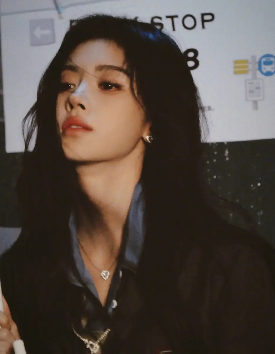 鞠婧祎雨夜撑伞图氛围感拉满！学院风穿搭秒变清冷校花