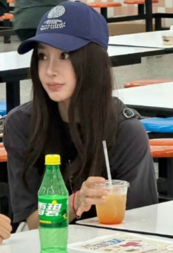 黄晓明估计要怀疑人生了。他怎么也想不通，当年那个被说成“花瓶”的杨颖，如今当个单