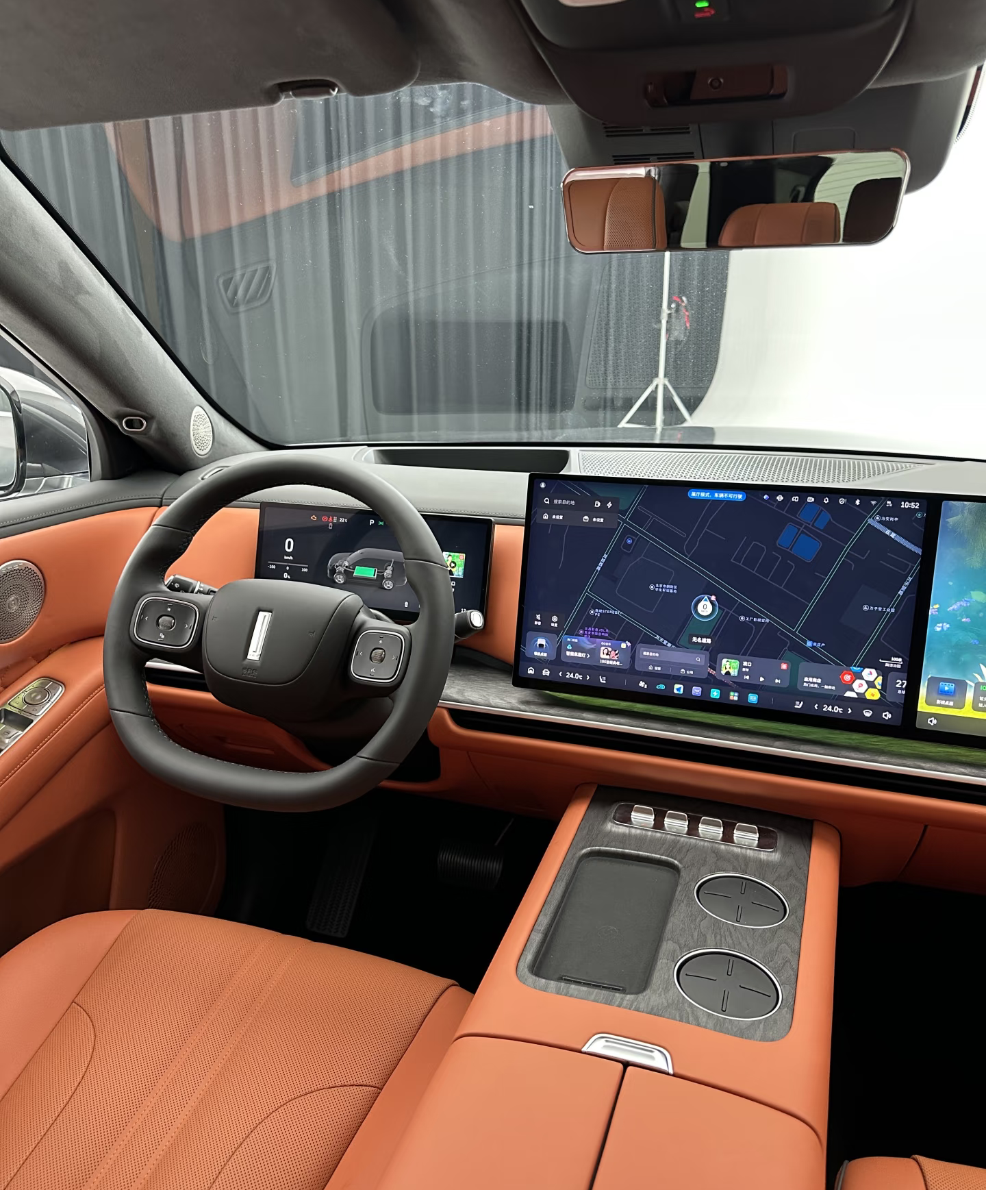 这车开起来像艘陆地飞船？魏牌V9X的体型确实夸张，车长接近五米四，宽两米一，停在