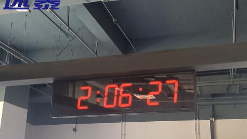 ​时钟系统云托管服务与传统部署的经济性比较？