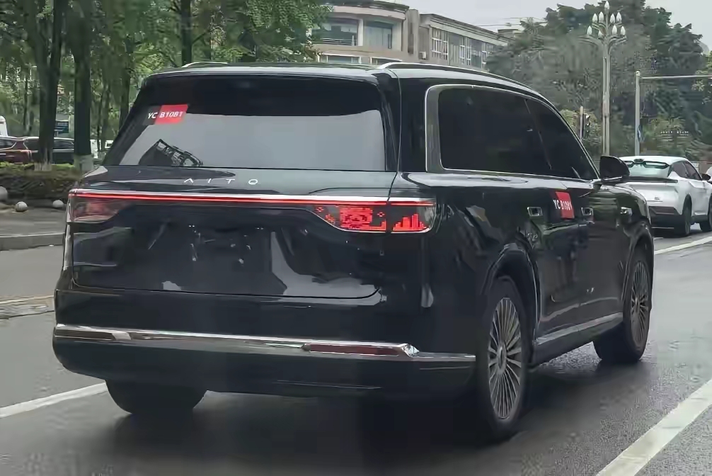 清明假期最后一天，网上爆出很多赛力斯问界26款M9的实车照片，看样子是M9开启预