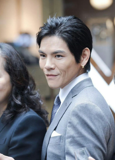 不得不说，他现在确实很懂怎么制造话题。一句自嘲就能引发这么多讨论，这大概也是一种