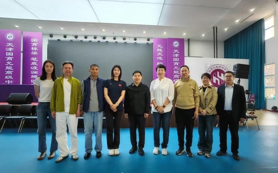 冯坤回国探亲！现身天津校园，小魏秋月陪同，曾是泰国女排助教