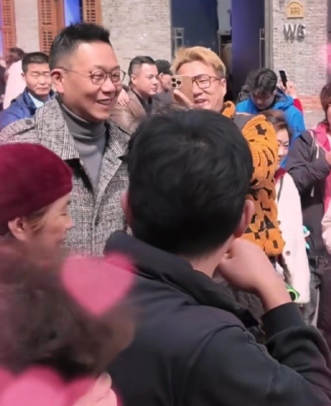 主持人林海现身张园，本人比电视上看到的还要年轻洒脱
当日林海身着灰色格纹外套，搭