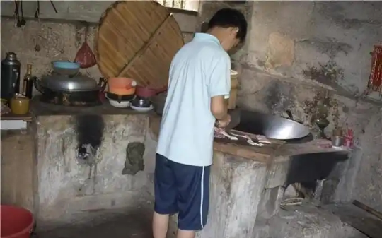 亲儿子借3万创业被拒，侄子想买车却秒转20万，我爸的理由刺痛了我的心