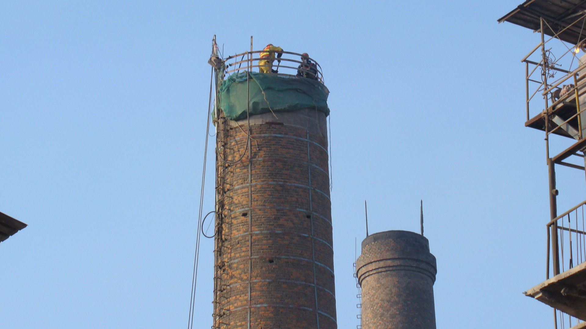 烟囱人工拆除竣工 安全施工全程零事故