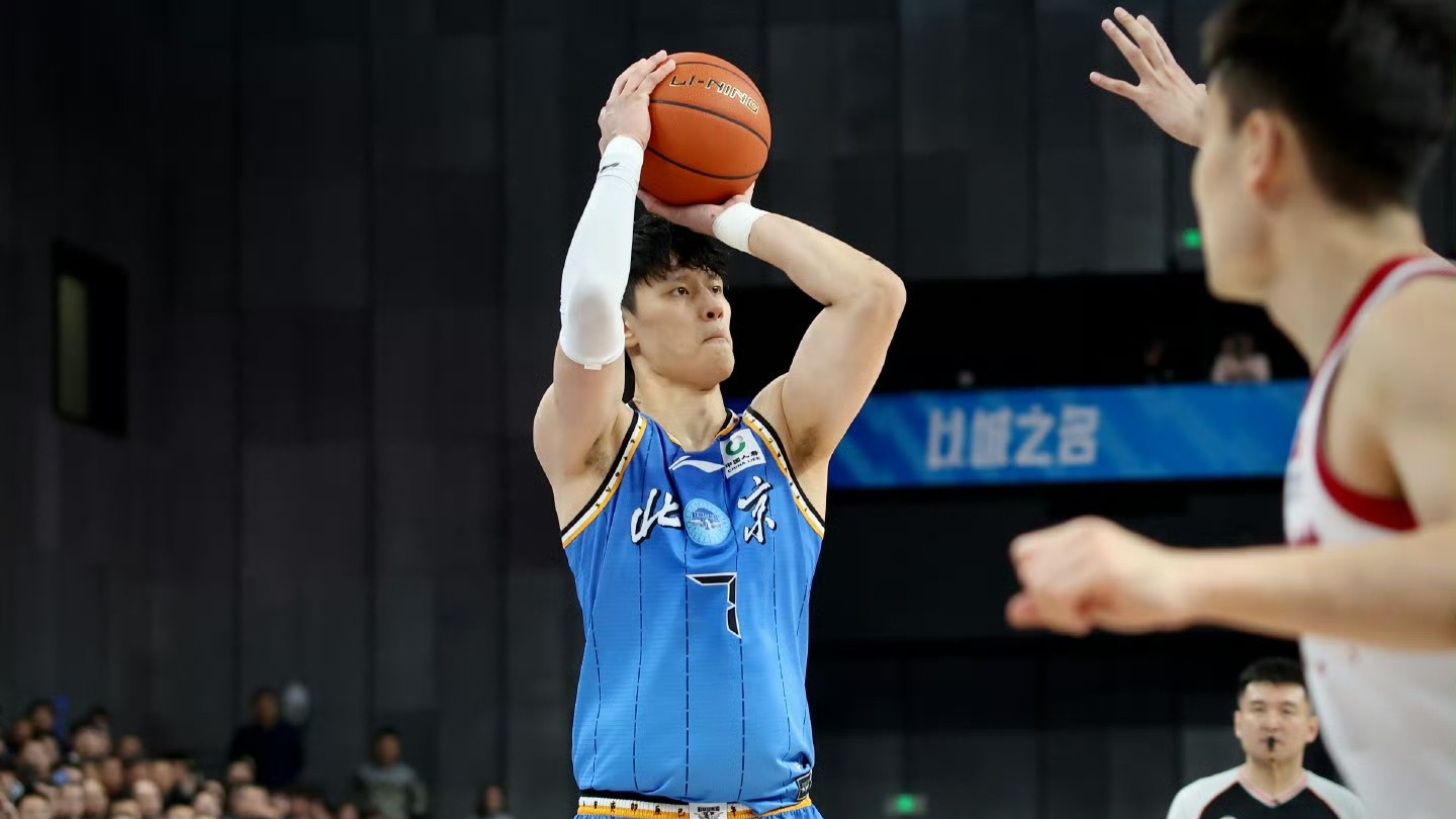 CBA消息：曾凡博骨裂位置再被撞，首钢集齐中国男篮三大脆皮！