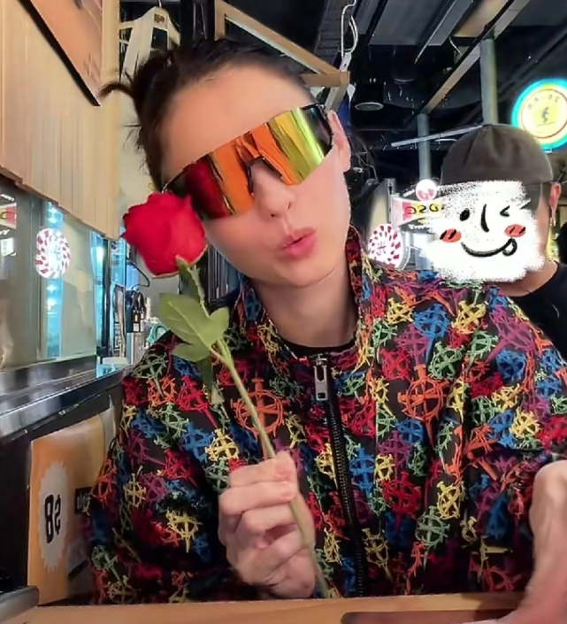 视频里是大儿子Lucas贴心送上毛绒玩偶和玫瑰花
张柏芝拿到玫瑰花，还企图插到头