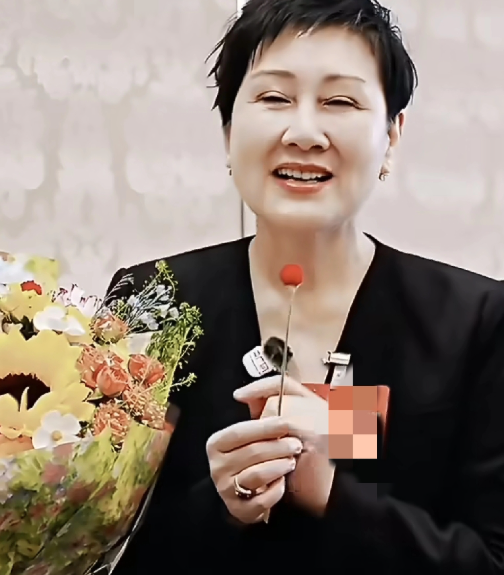 张凯丽说得漂亮
不过看了那么多祝福，还是觉得张凯丽说得漂亮。
她在视频里温柔地说