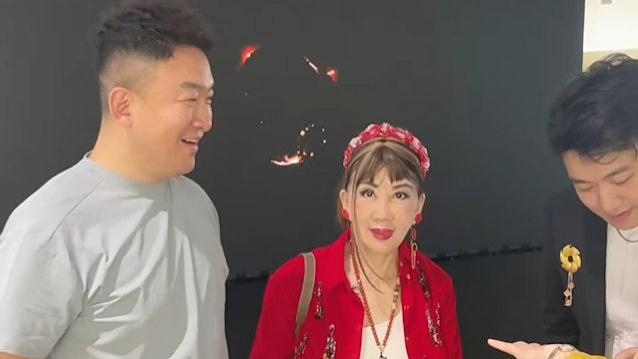 67岁宫雪花现身艺术展，自曝选亚姐故意报大10岁，被指年老缩水