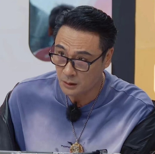 从精致背头到生无可恋，只需要一天《无限超越班》。吴镇宇这状态，像被艺员轮番“军训