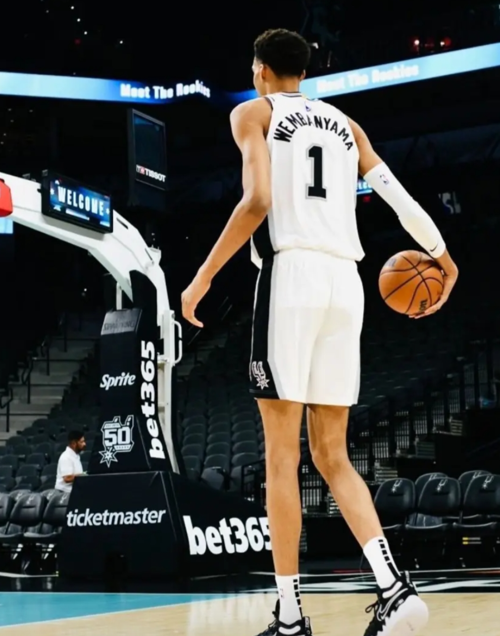 NBA总冠军决赛G2文斑亚马传球失误+错失绝杀，马刺大赛经验相比尼克斯欠缺。
尼