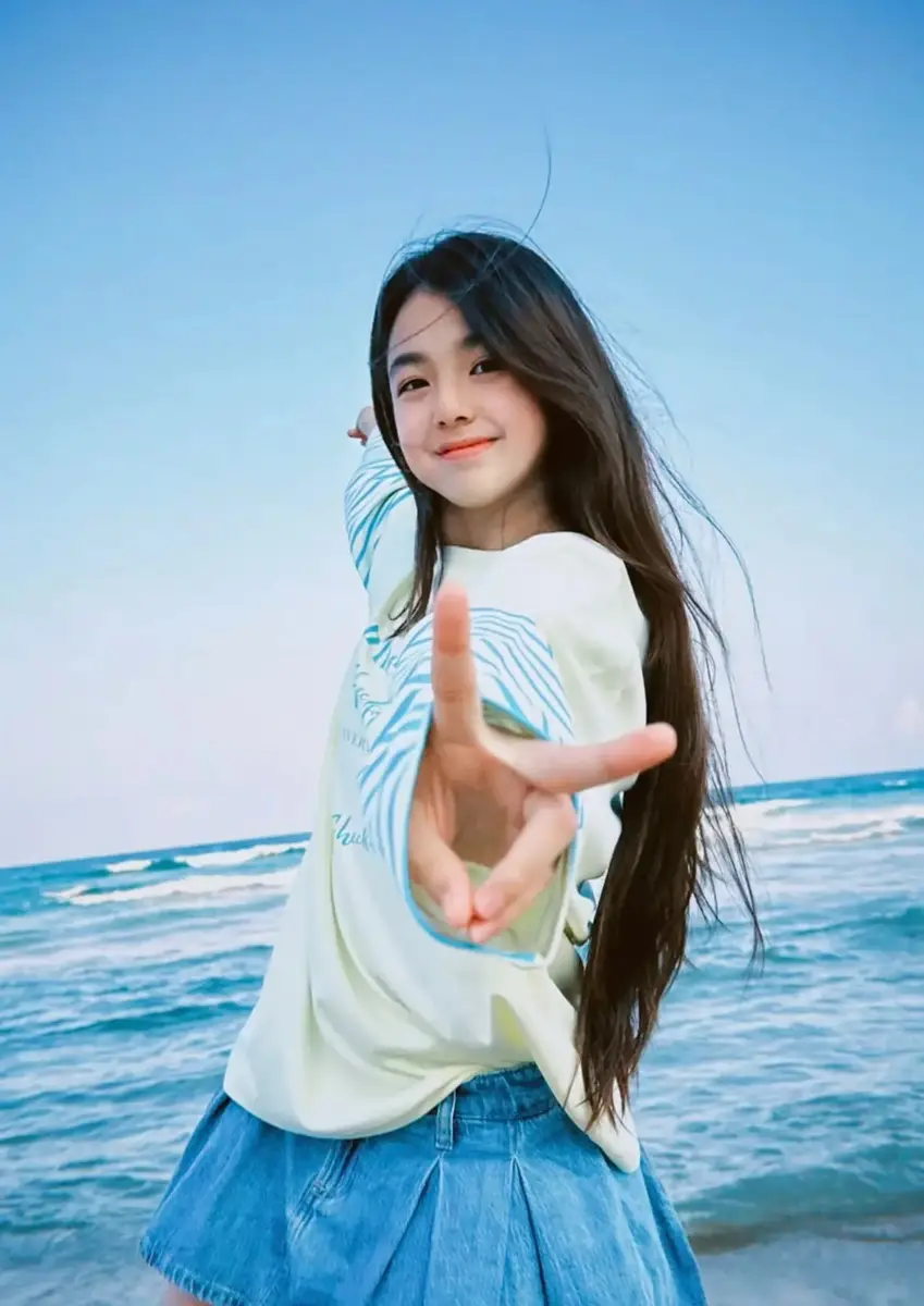 刘畊宏女儿小泡芙近照好少女！俏皮比耶笑容甜美大方