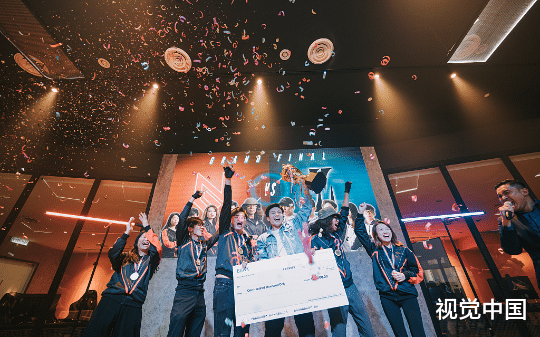 女朋友为我生下一个女儿，她却叫别的男人爸爸，可我一点都不生气