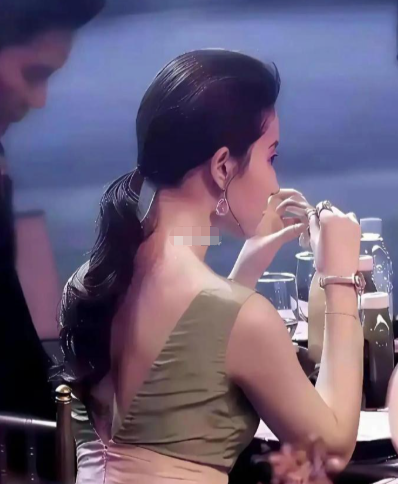 刘亦菲被曝用15万全头假发，每三个月换一次，一针接发1万2，全年维护上百万。拍《