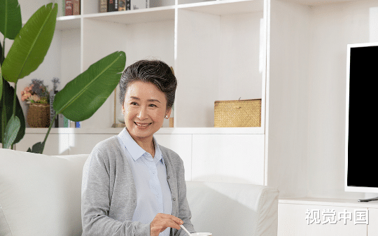 奶奶确诊绝症被家人抛弃后，秒变豪门真千金，亿万家产杀疯了
