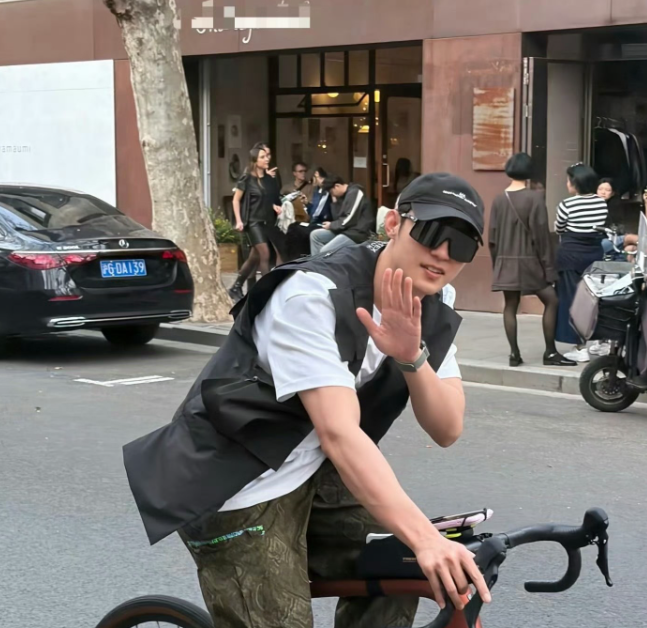 黄景瑜上海街头骑车喝咖啡
一天三次被众多网友偶遇，微笑伸手打招呼松弛感拉满！从路