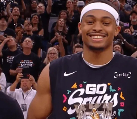 NBA季后赛，马刺对阵开拓者。
文班炸球转身中投命中，马刺领先到17分打停开拓者