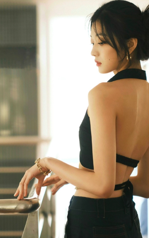 孙千的一身黑色穿搭好美。状态是真不错！