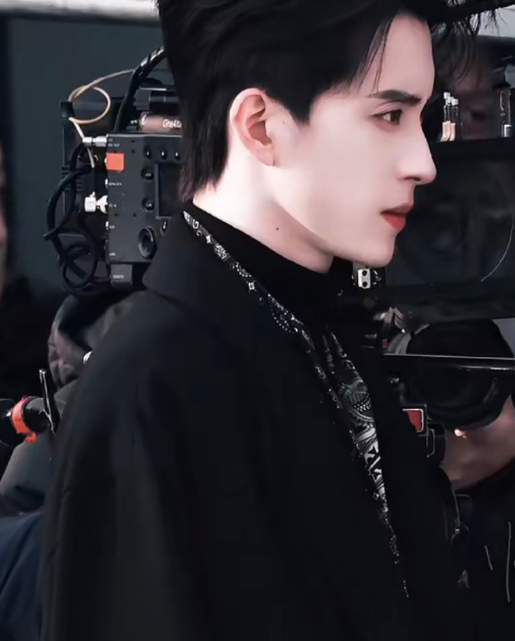 敖瑞鹏《不二之臣》今日最新路透，霸总岑森新皮肤上线