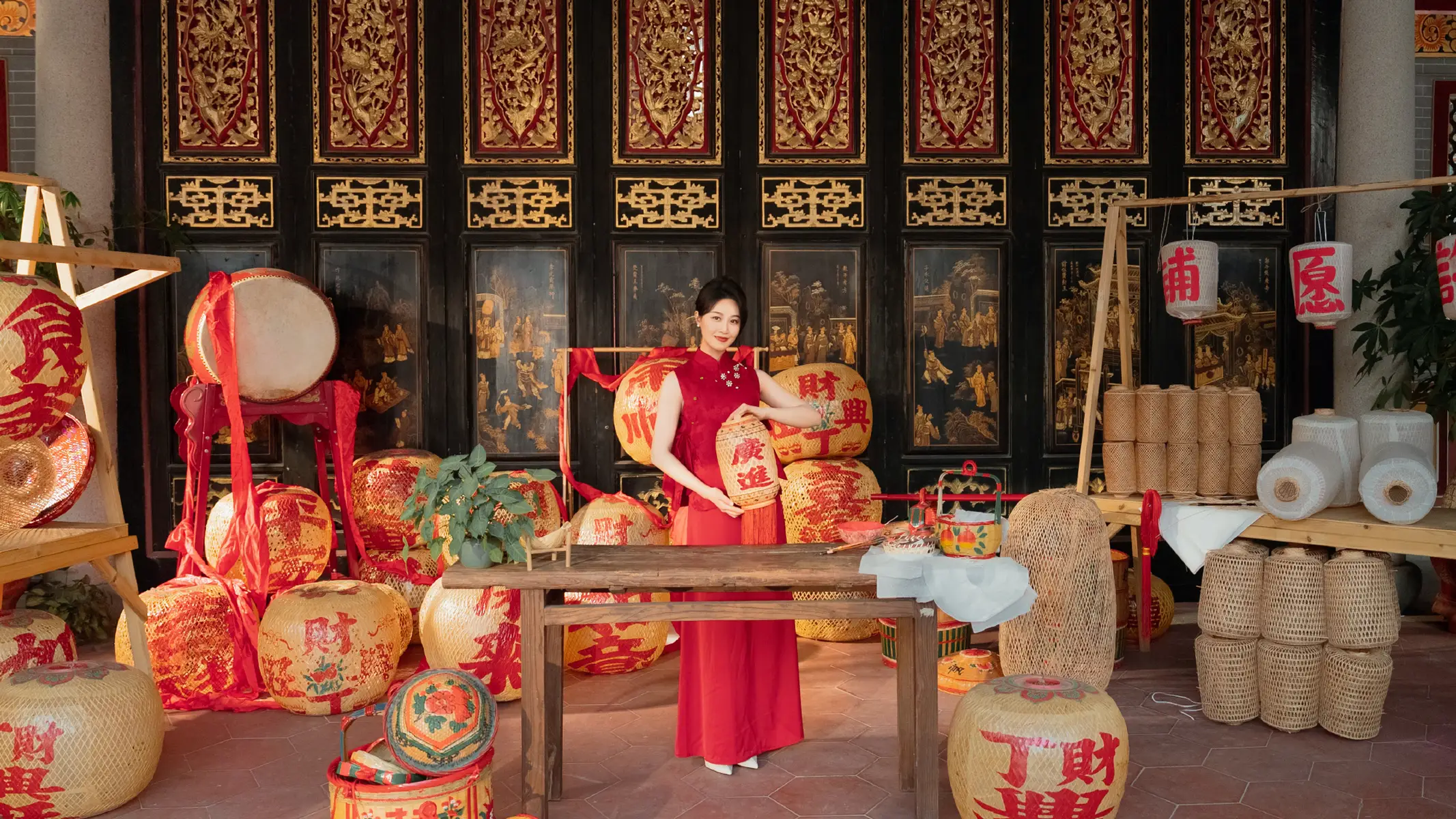 蓝盈莹穿明艳红衣光彩照人！拎着如意灯笼拍照喜气洋洋