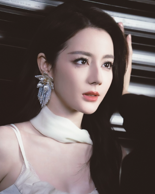 新疆的野玫瑰从未为别人而盛开她的香气，只会飘向四方