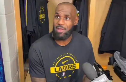 NBA季后赛，詹姆斯接受采访谈到进攻端的问题：
“进攻端的问题出在哪里？我们队里