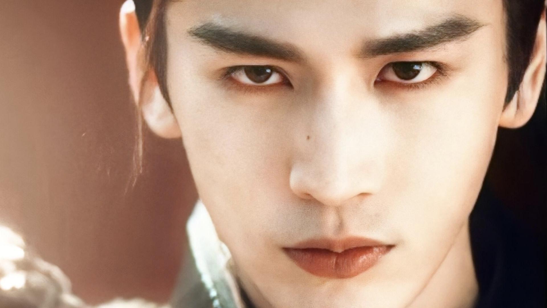 别尬演古偶美男了！《逐玉》28 岁张凌赫一出手，才懂啥叫“惊为天人”