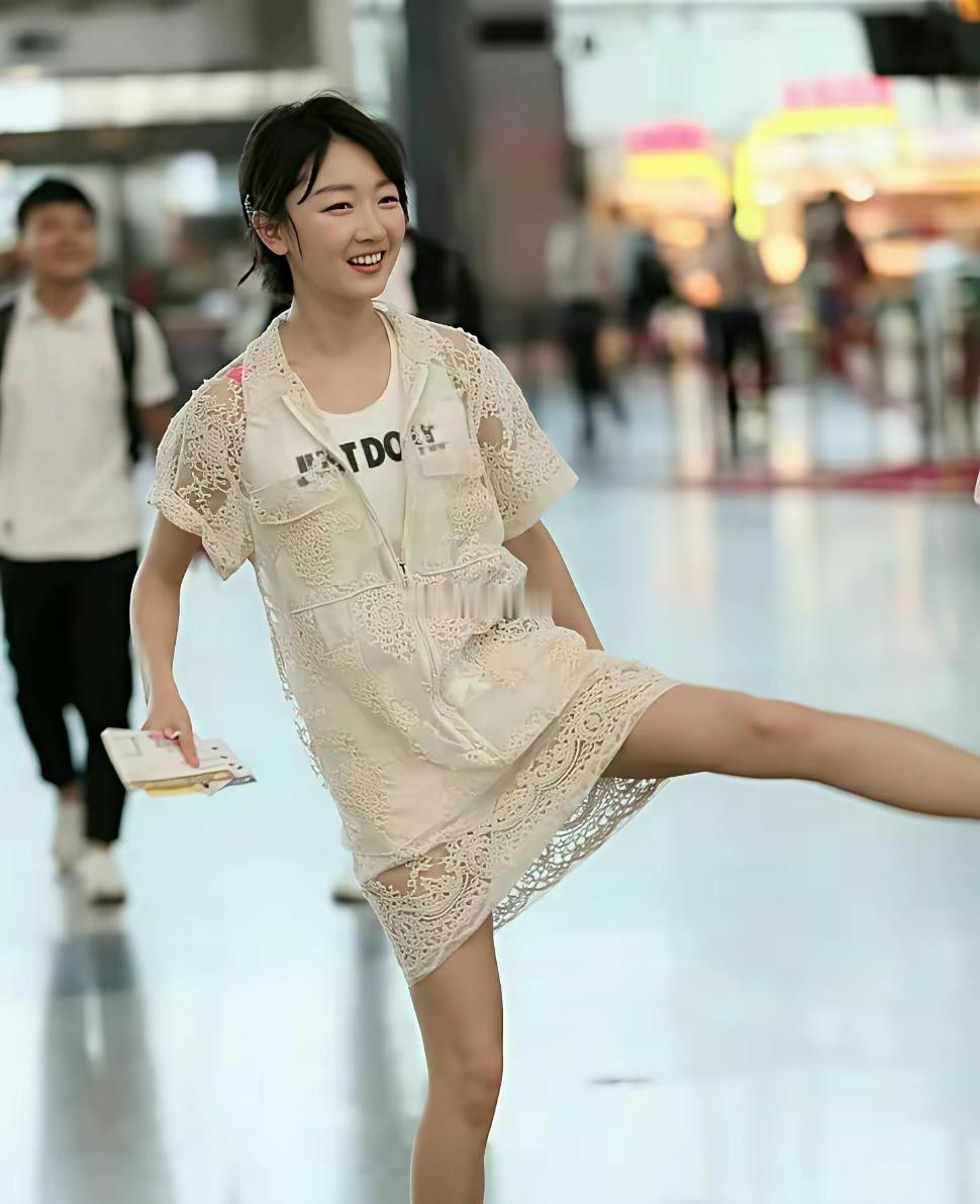 娱乐圈很干净的影后，周冬雨似乎总带着一种“干净”的辨识度。她的清纯不是不谙世事的