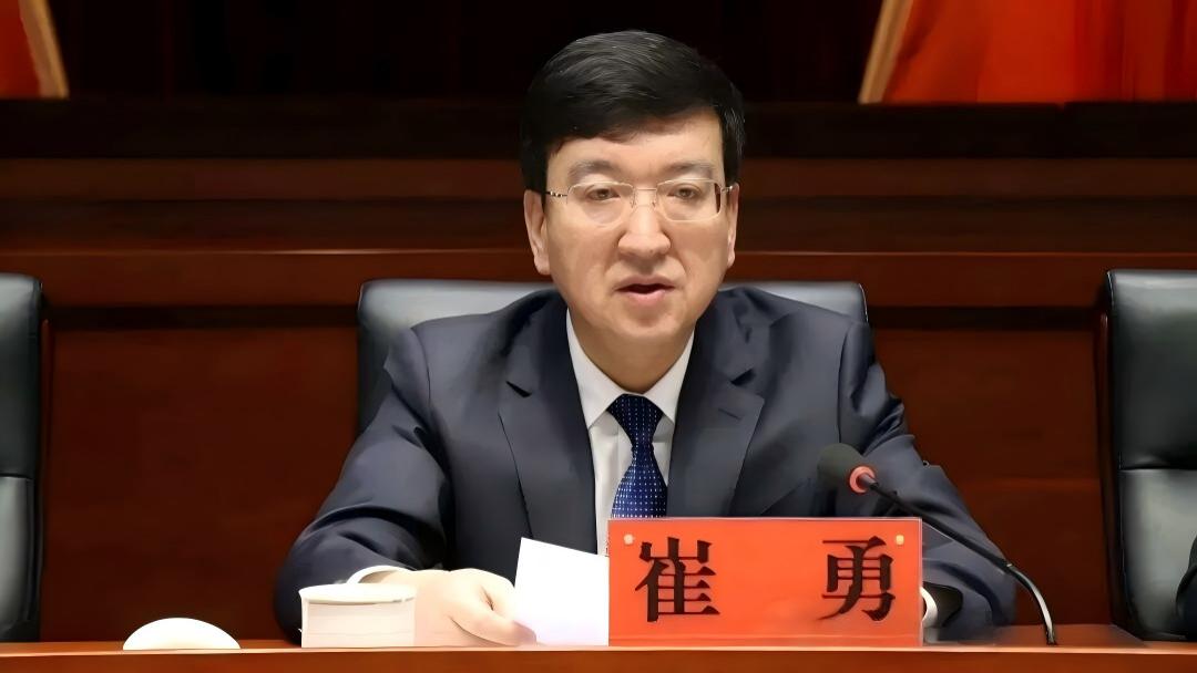 刚戴“好干部”光环，为何旋即坠入法网？——透视崔勇案背后的权力失衡之痛