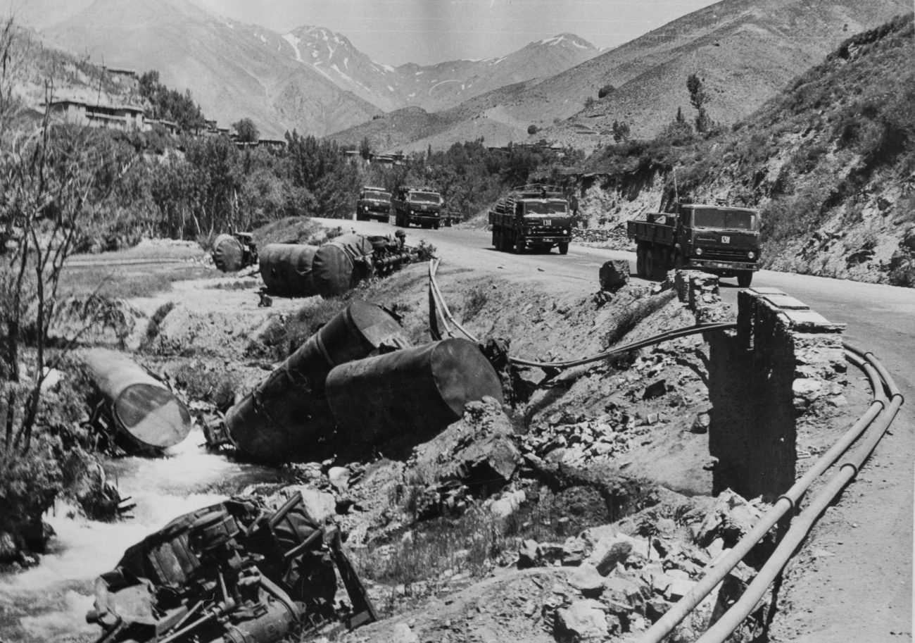 侵略阿富汗的苏军车队，一旁的道路可以看到战争的痕迹。