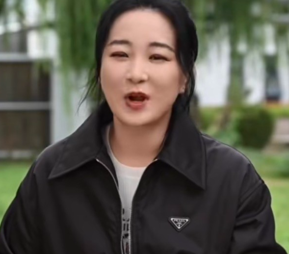 几天前的贾玲
她去参加了恩师冯巩的生日聚会，这样的贾玲你们满意吗？
