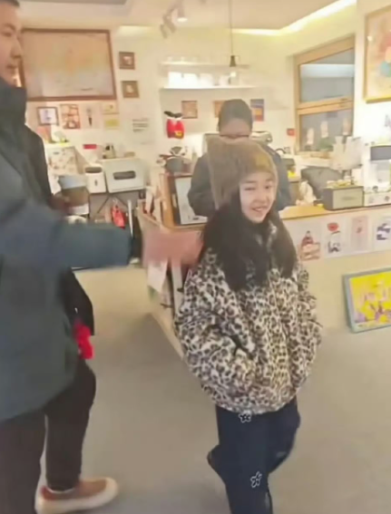 张维伊也心痛
他能够被董璇爱护，也能够被小酒窝接受，但是他有一点这辈子都会在意，