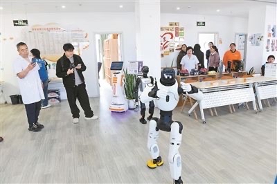 
马年春晚火了人型机器人，网上开始有人担心以后机器人会不会和人抢饭碗，其实随着科