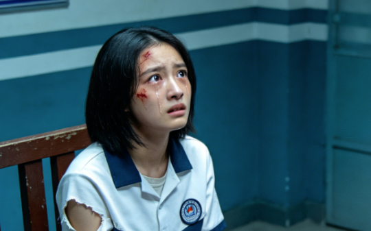 离婚十年后前妻在警局偶遇打架的女儿，她气急：你爸就把你教育成这样？女儿抬头哭着大喊：我爸早死了！