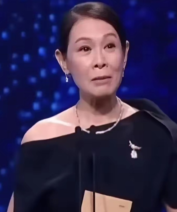 56岁的刘若英还是付出了代价
44岁高龄产子，换来的不只是一个孩子，还有一副被透