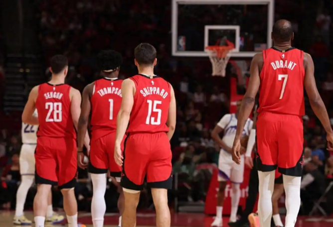 NBA常规赛76人VS火箭，谢泼德和神京第三节打得那段简直抽象至极，神京率先发瘟