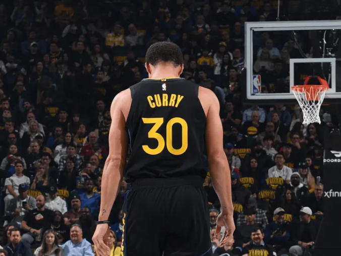 前NBA球员、现ESPN评论员肯德里克-帕金斯在节目中表示：
“斯蒂芬-库里需要