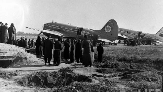 1948 年北平机场老照片：国民党家属仓皇撤离，藏着多少时代细节